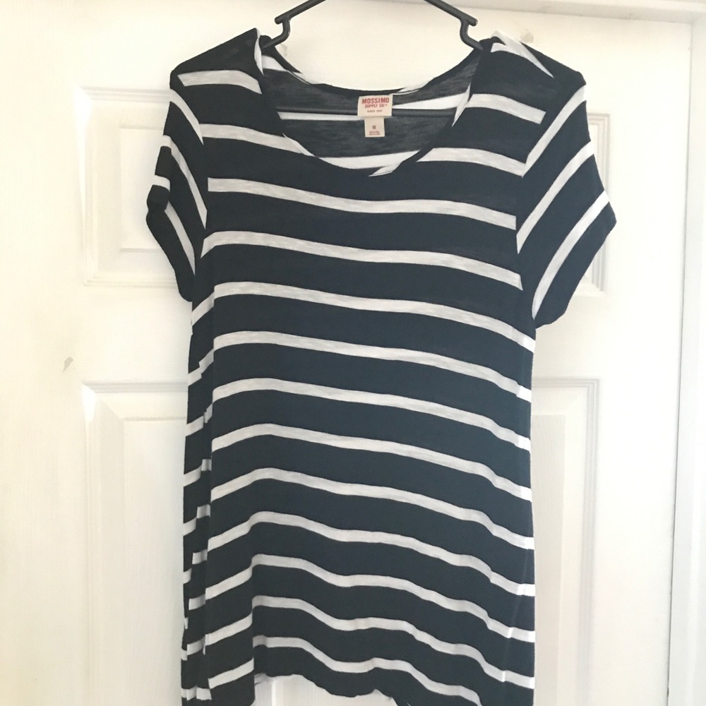 Mossimo black and white t shirt size medium